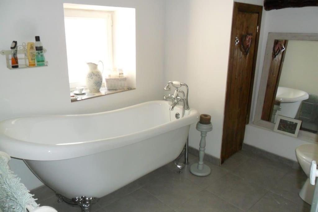 Ceps Sleeps 6 With Free Wifi Near The River